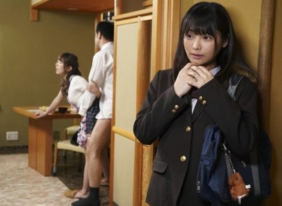 Con gái riêng thấy thèm khi nhìn trộm bố dượng địt mẹ